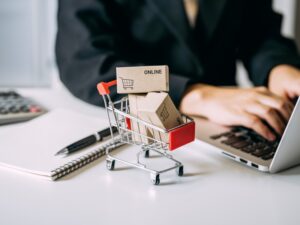 Dyrektor eCommerce analizuje kryteria wyboru agencji marketplace dla marki